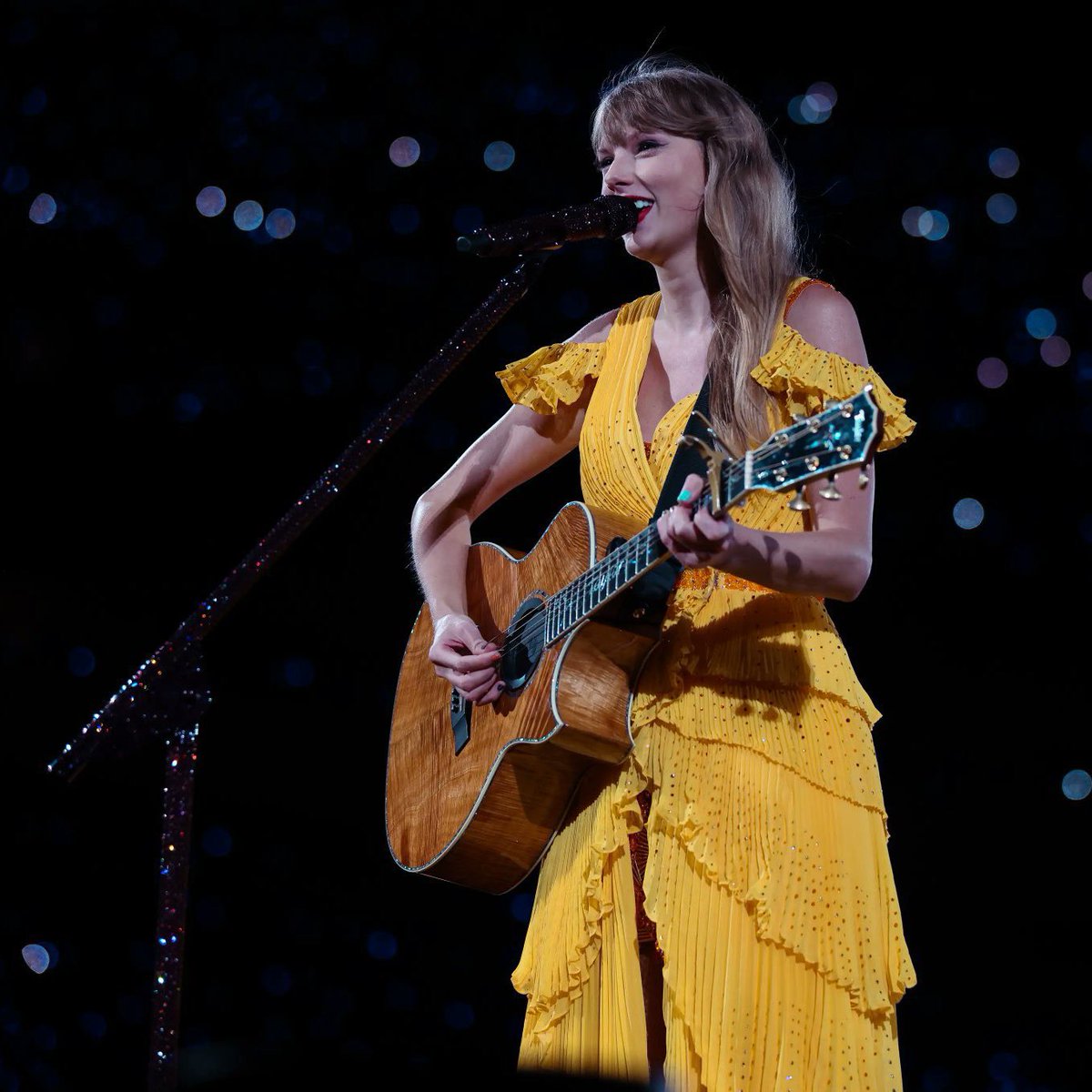 Just thinking about how she played Dress on 8/7 at Sofi. 87. Wearing gold.

“They got no idea about me and you.” 🤫😉

If “they” wanna talk about Sofi, so will I. 🫶🏻