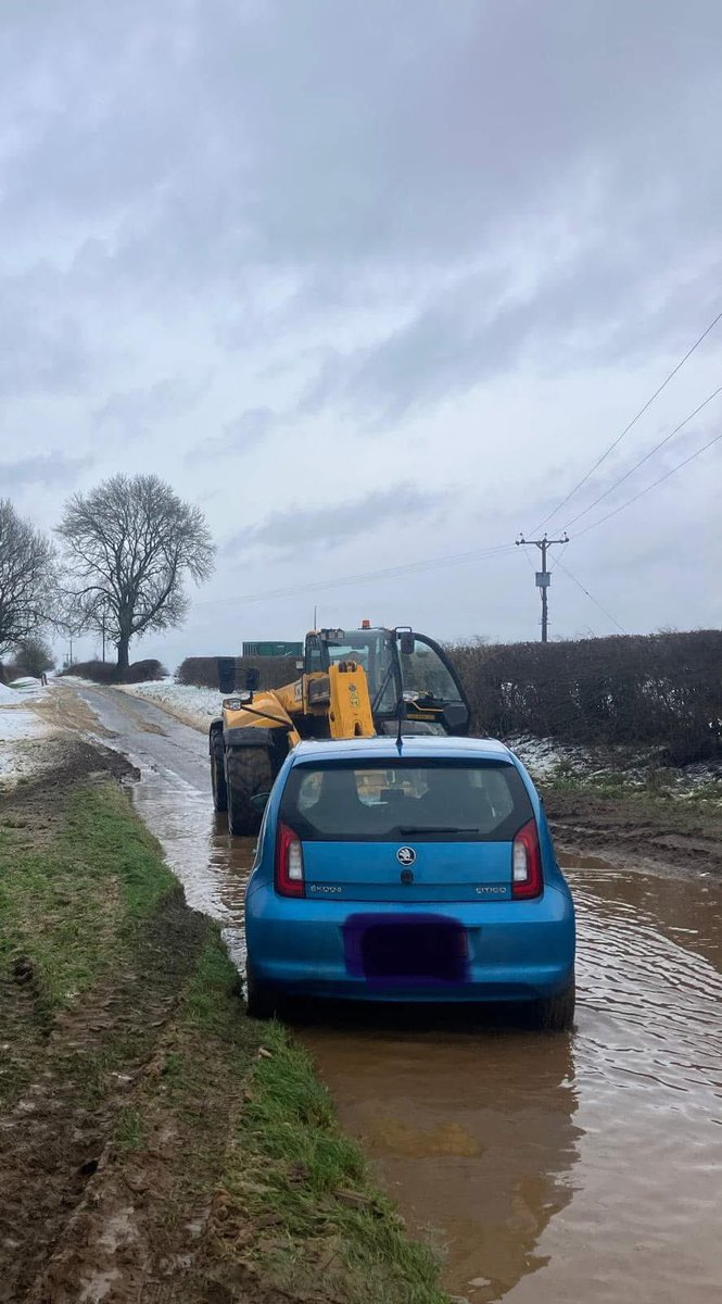 FarmingUK's tweet image. In just 24 hours, farmers have pumped water, cleared snow, dragged cars from ditches and helped those in floods, all while producing food for the nation 🚜 🇬🇧 👏 

📸 Midlands Farmers