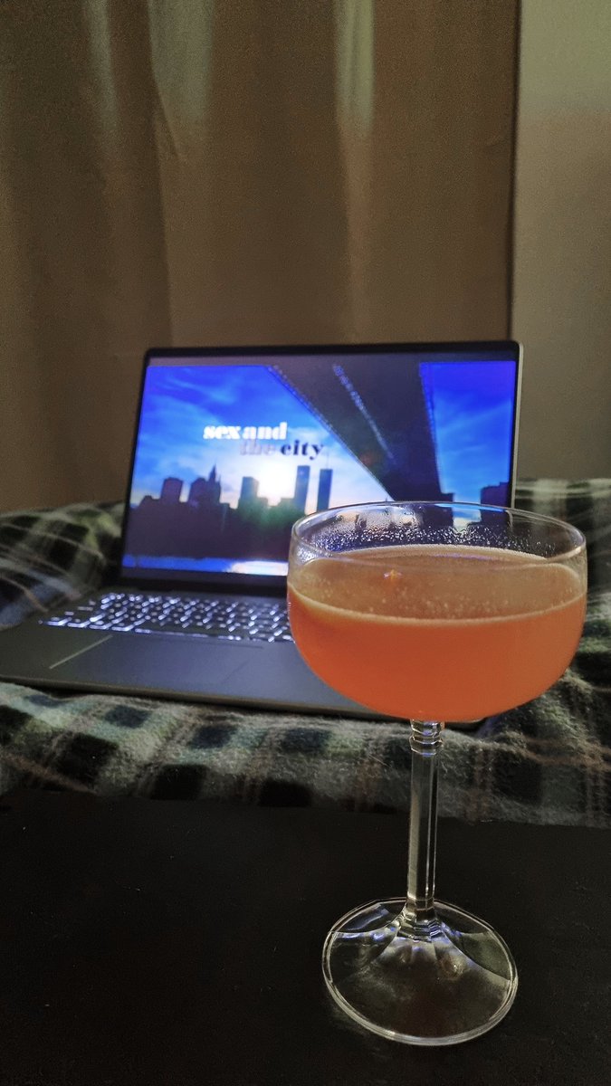 BitterBooze's tweet photo. 🍸 #cosmopolitan https://t.co/89zHwYDGOL https://t.co/GoizKBpP7B