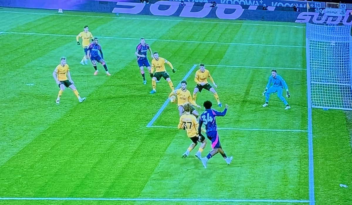 paddypower's tweet image. Turns out if you handle the ball in the box, it’s not a penalty.

New year, same PGMOL disasterclass…