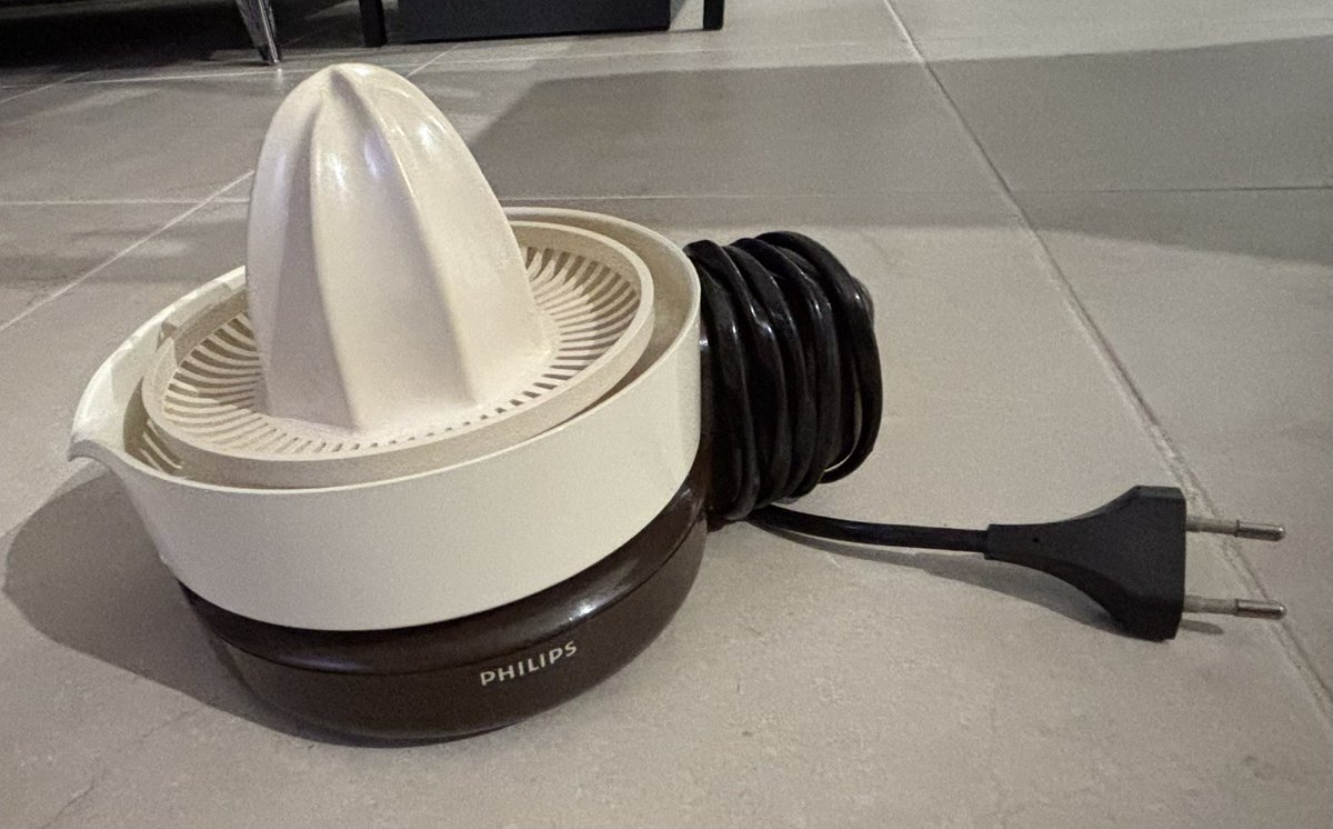srg_sct's tweet photo. Philips. When products didn’t come from China. Still in use ✨ @Philips #appliances #vintage https://t.co/pnBJKkIyuV