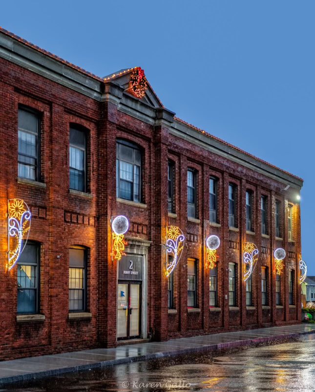 Winter can always use a dash more light, don’t you think? ✨

Beautiful capture of the CSF main office and your entry to departure. Photo by @kmg_ct_photos 📸

#crosssoundferry #newlondon