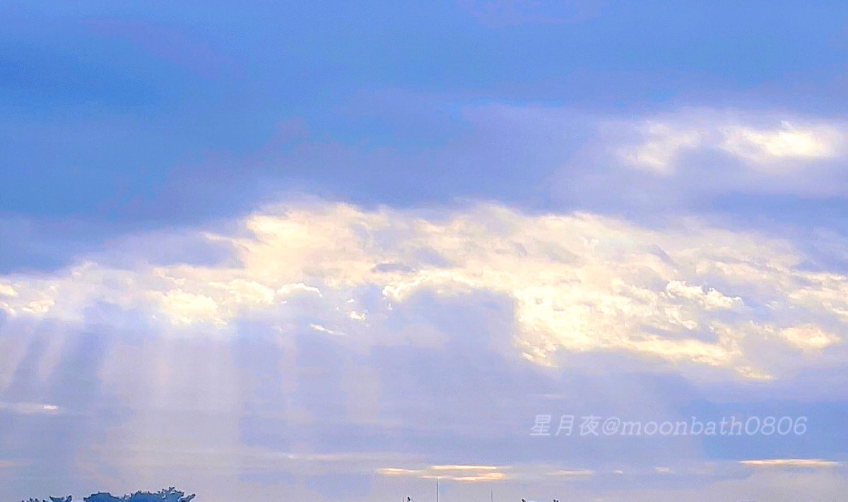 moonbath0806's tweet photo. 2025.1.7
おはようございます🌈
今朝の雨上がりの天使の梯子👼🪜✨
みんなに佳いことありますように(⁎ᴗ͈ˬᴗ͈⁎)🍀
#写真 #photography #空
#イマソラ #いまそら #天使のはしご
#天使の梯子 #ヤコブの梯子
#薄明光線 #angelsladder
#angelsstairs #Jacobsladder https://t.co/Ygic6hq4SF