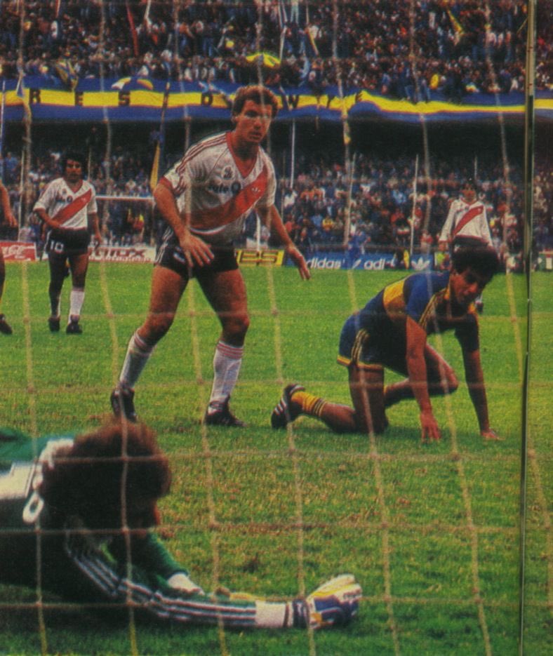 Cronopio777's tweet photo. Antes de que termine el día es bueno homenajear a quien lo merece. Hoy hubiera cumplido 60 años, el querido Murciélago Graciani. Goleador y referente en verdaderas épocas difíciles. 
Siempre presente, Alfredo querido. https://t.co/ofmlhkUtUm