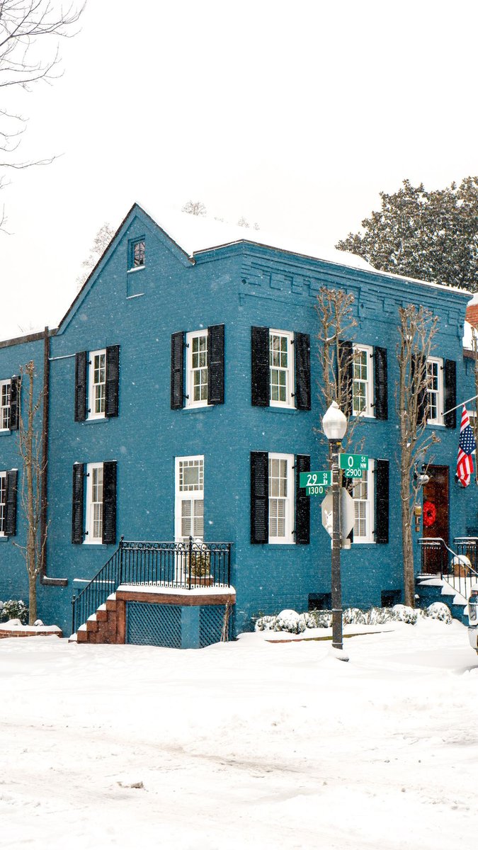 Celebrating the magic of the first snowfall in 2025! ❄️ What did your Snow Day adventures look like today? 

📸 Credit: <a href="/bubbles/">bwubbles</a>.and.beaches &amp; @byebyebridie on IG

#GeorgetownDC #WashingtonDC #SnowDay