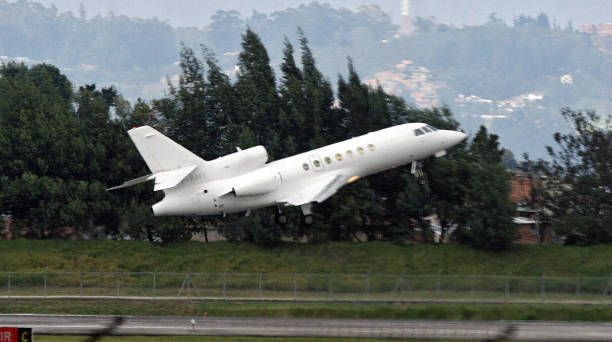 LuminaryAir's tweet photo. Following the success of the Falcon 20 and Falcon 10, Dassault decided the next logical step for their business jets was not to increase passenger capacity, but rather improve the range. They accomplished this with the three-engine Falcon 50 which took its maiden flight in 1976. https://t.co/bKVEmDcjYx