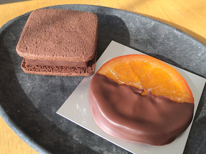 今日は差し入れ品ではなく、先日の横浜ハンマーヘッドを冷やかしていた際に美味しそうだったので買ってきたオランジェットとチョコケーキ?で、おっ紅茶をいただくのですわ〜(゜д゜)ウマー VANILLABEANSという店名らしい。 