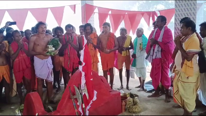otvkhabar's tweet photo. #ଶୁଳିଆ_ଯାତ୍ରା_ପହଞ୍ଚିଲା_ପାଟବୋକା'
-ବଲାଙ୍ଗିର: ଆଜି ଶୁଳିଆ ଯାତ୍ରା, ରକ୍ତରଞ୍ଜିତ ହେବ ଶୁଳିଆ ପୀଠ
-ଦେଓଗାଁ ବ୍ଲକ ଖଇରିଗୁରା, କୁମୁରିଆରେ ଶୁଳିଆ ଯାତ୍ରା ଆୟୋଜିତ
-ପାରମ୍ପରିକ ଅସ୍ତ୍ରଶସ୍ତ୍ର ଧରି ଶୋଭାଯାତ୍ରାରେ ପହଞ୍ଚିଲେ ଆଦିବାସୀ
-ଶୁଳିଆ ପୀଠରେ ଶ୍ରଦ୍ଧାଳୁଙ୍କ ପ୍ରବଳ ଭିଡ଼, ୨ ପ୍ଲାଟୁନ୍ ଫୋର୍ସ ମୁତୟନ
#Bolangir #SuliaJatra #OTV