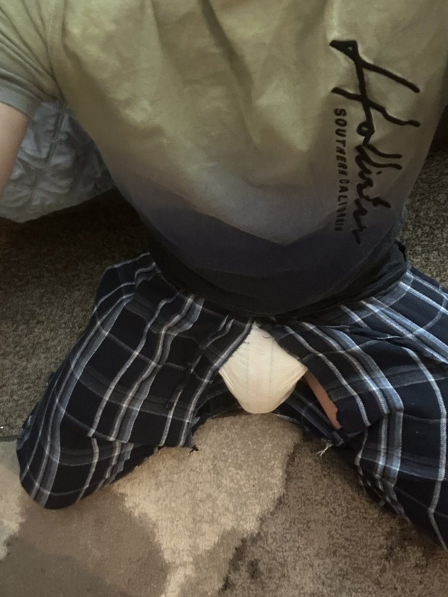 ppenvy4squirrel's tweet photo. Oh no, looks like I ripped my pants. I hope nobody noticed my underwear. 🤭🫣 https://t.co/Wj6fEXVvaa