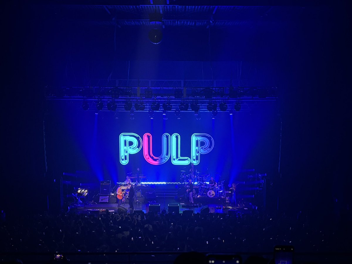 metal_TM_cat's tweet photo. PULP観に大阪まで遠征！ずっとずっと大好きだった曲のオンパレードでわざわざ行って良かった😊オーディエンスの皆さんの大合唱も楽しかったし、ジャービスのくねくねダンスも彼だからかっこよくてこっちもニヤニヤしちゃった。　#pulp #misic #rock https://t.co/u0XwKNaYgA