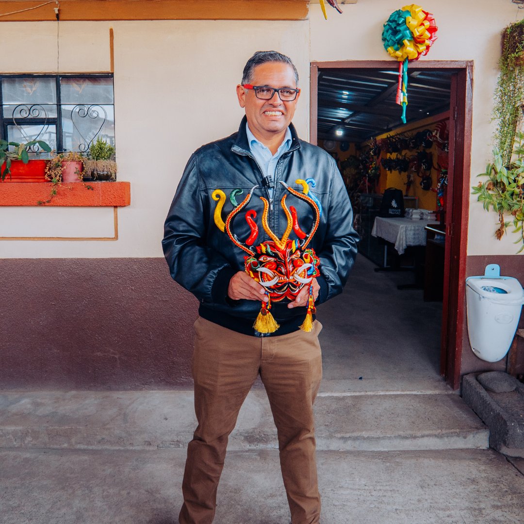 TurismoEc's tweet photo. @mateoestrella Durante su recorrido, el Ministro tuvo la oportunidad de conocer el admirable trabajo de los artesanos que, con dedicación y talento, elaboran las icónicas máscaras de la Diablada. https://t.co/wxrE0Lkn9X
