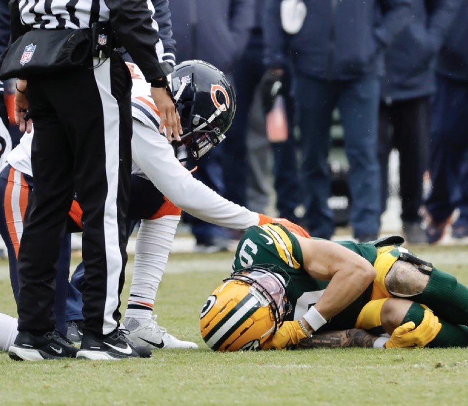 MLFootball's tweet image. POWERFUL: Bears star Jaylon Johnson immediately started praying after Packers receiver Christian Watson suffered a brutal injury on the field.

🙏🙏🙏

Football is a true brotherhood. This is a beautiful and heart-wrenching photo.