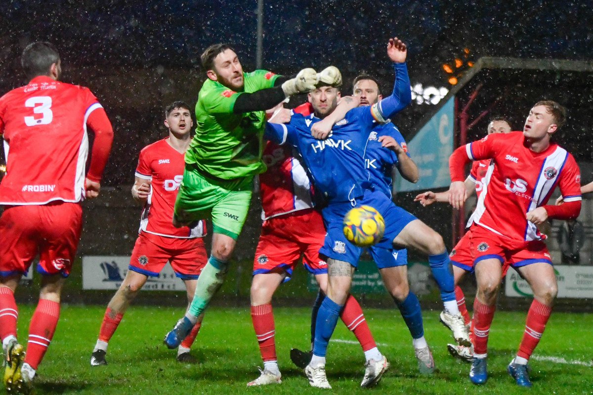 Wasn’t quite raining goals but it sure was bucketing down 

All the photos from <a href="/ManorFarmFC/">Bristol Manor Farm</a> fixture away at <a href="/BidefordAFC/">Bideford AFC</a> can be found below 👇 

alexbarnhamphotography.pixieset.com/bidefordvbrist…