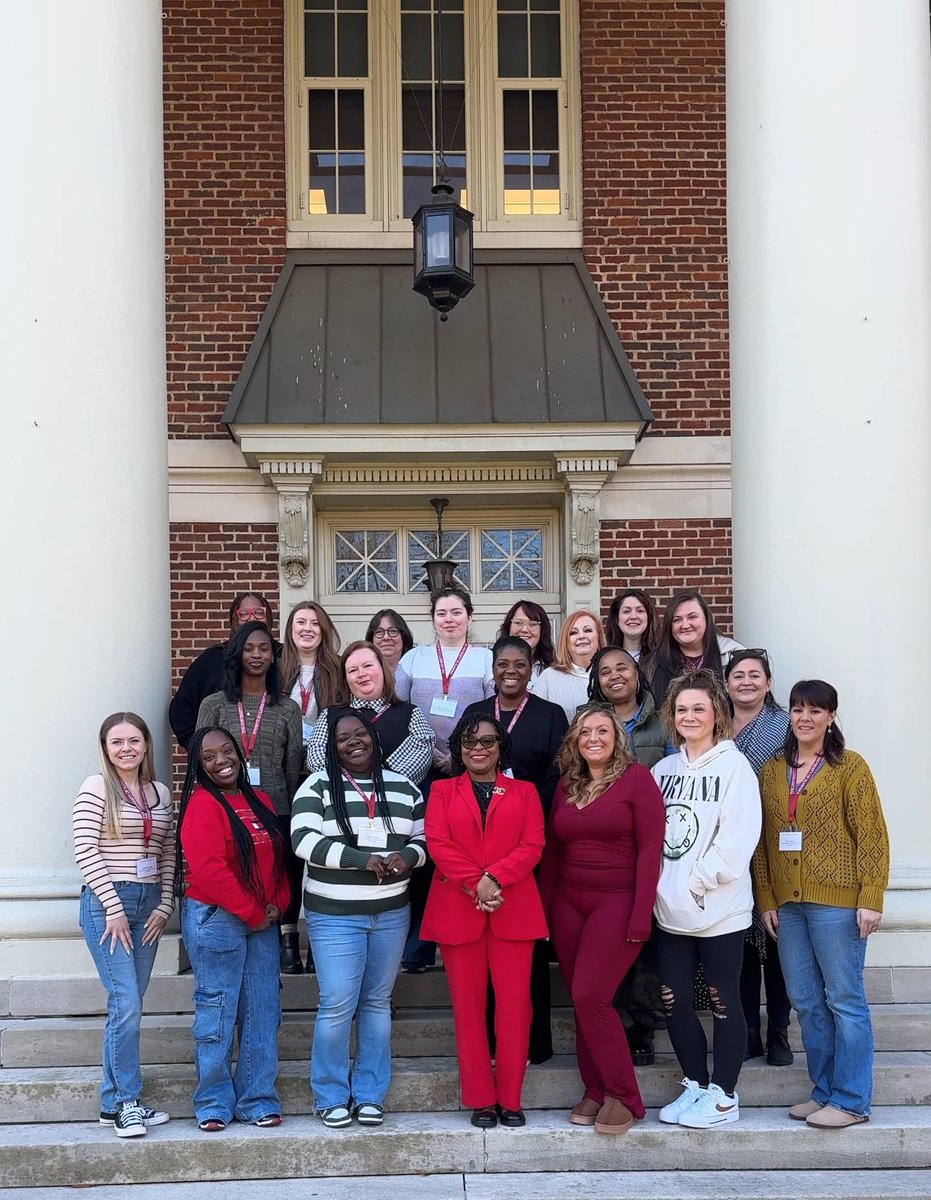 UA_SocialWork's tweet photo. On Friday, we hosted the Spring BSW Distance Learners Orientation, welcoming 19 eager students to the Capstone! They learned about what they can look forward to in the program and met some of our exceptional faculty and campus partners! 

#SocialWork #BSW #LegendaryChange #UASSW https://t.co/nYWf1Y9Qnc
