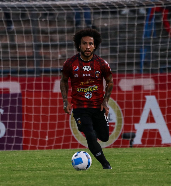 MarioSanchezVe's tweet photo. ¡A LA LIBERTADORES!

El volante Carlos "Mono" Suárez firmó contrato con el Bulo Bulo de la Primera División de Bolivia, equipo que ganó el torneo del primer semestre del 2024 y jugará fase de grupo de la Copa Libertadores.

Su último equipo en Venezuela fue Academia Anzoátegui. https://t.co/GUXlVZ7hor
