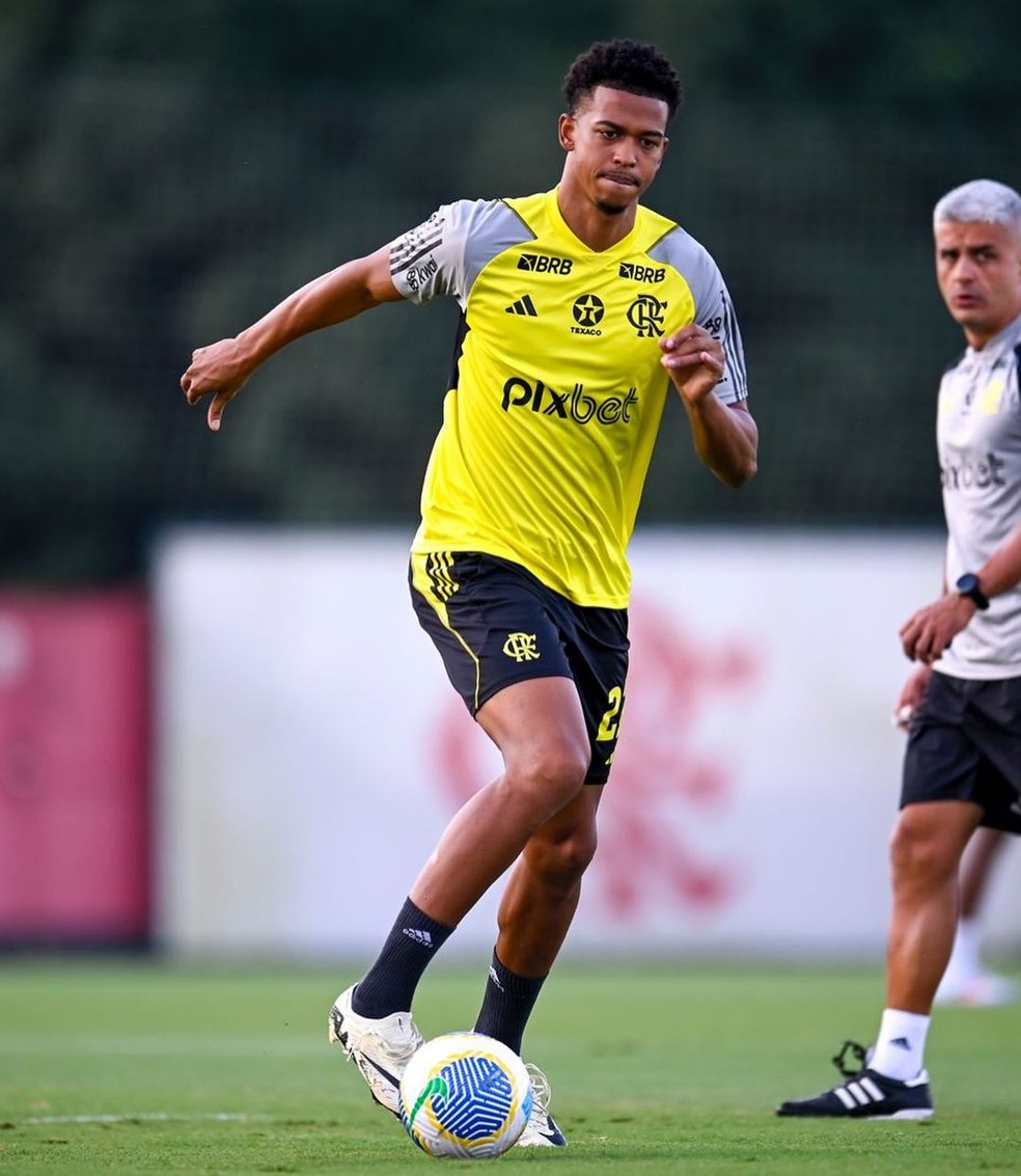 zonadoflamengo0's tweet image. ⚠️| Flamengo recebe proposta de empréstimo do Qingdao Huanghai, da China por Carlinhos.
Mas, o atacante manifestou o desejo de permanecer no clube.
Carlinhos também teve seu nome vinculado ao Vitória mas o jornalista Venê Casagrande desmentiu a informação.
📬| @venecasagrande