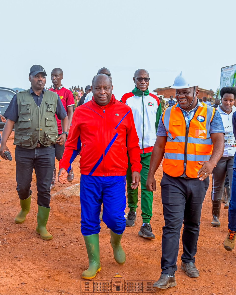 NtareHouse's tweet photo. En marge de la visite des sites miniers aujourd'hui, SE @GeneralNeva a visité, à #Makebuko @Gitega, le site d'East African Drilling and Granite pour évaluer l'avancement de la construction d'une usine de transformation des roches inertes en carreaux, pierres d'ornement et marbre. https://t.co/XfuMGEpvaD