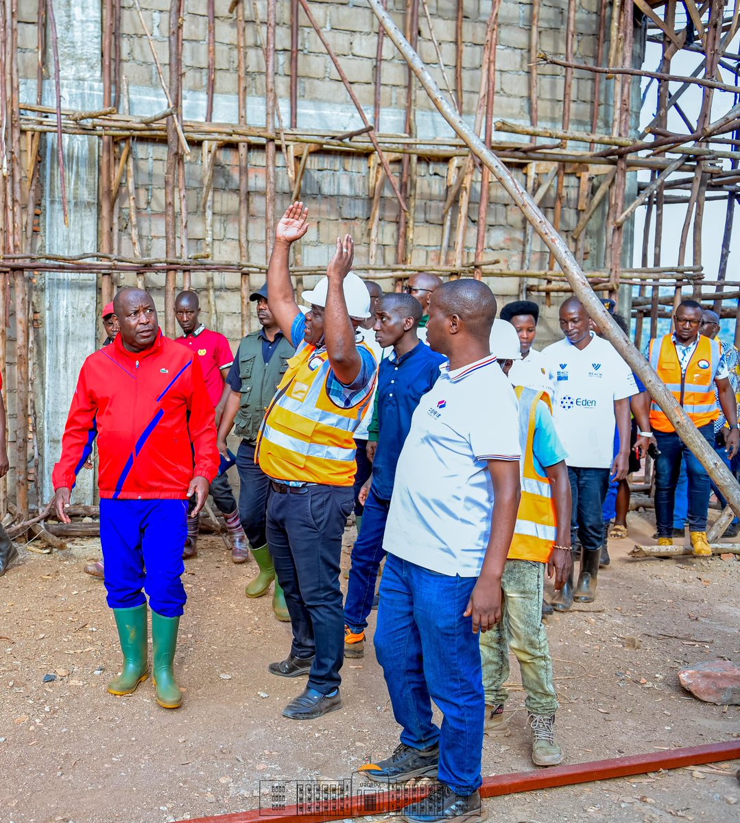 NtareHouse's tweet photo. En marge de la visite des sites miniers aujourd'hui, SE @GeneralNeva a visité, à #Makebuko @Gitega, le site d'East African Drilling and Granite pour évaluer l'avancement de la construction d'une usine de transformation des roches inertes en carreaux, pierres d'ornement et marbre. https://t.co/XfuMGEpvaD