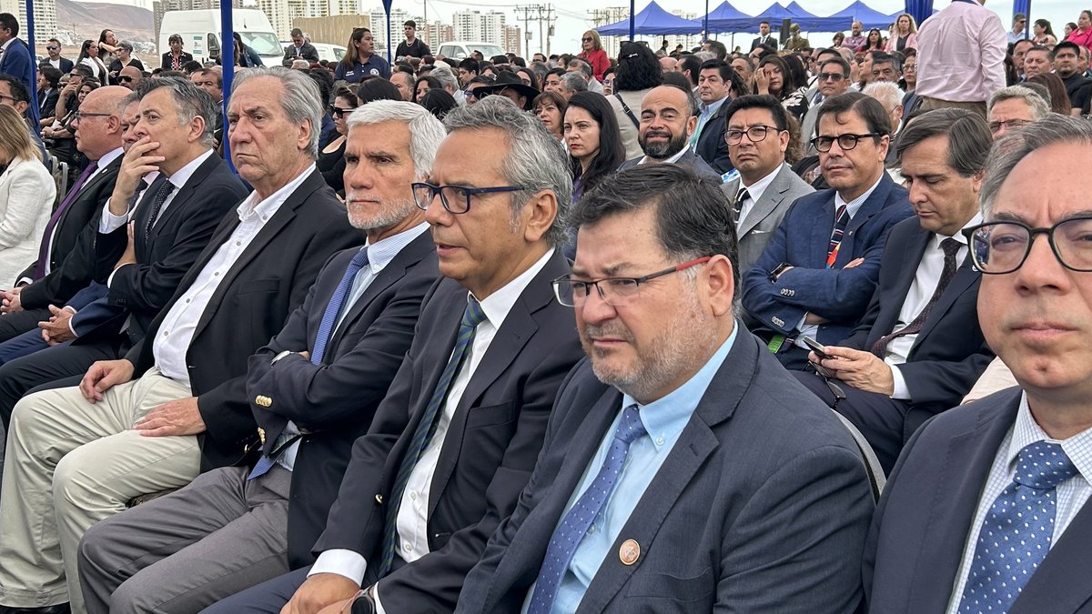 JozicMartinez's tweet photo. La cara de funeral de estos viejos de la minería, que lleguen nuevas generaciones más efectivas por favor. #Antofagasta https://t.co/EHRGaOPNWw