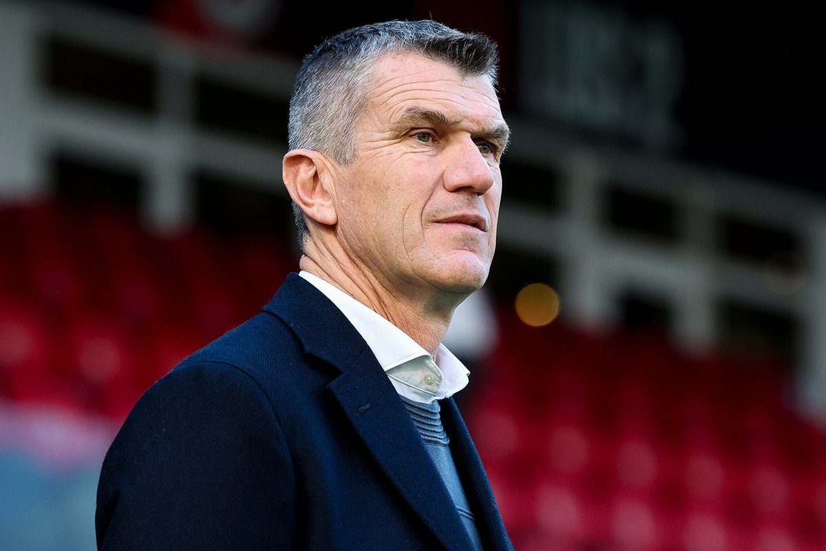 oranjefussball's tweet photo. Das ging aber schnell: Marinus #Dijkhuizen ist neuer Cheftrainer von #DeGraafschap. Der 53-jährige unterschreibt einen Vertrag bis Sommer 2026 und am Dienstagmorgen wird er das erste Training leiten. Dijkhuizen freut sich auf die neue Herausforderung bei De Graafschap. https://t.co/Ax3c4KzCc7