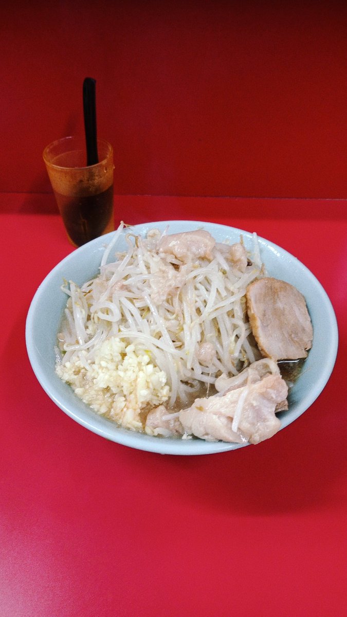 nobu_mm's tweet photo. ラーメン二郎 新宿歌舞伎町店にて、年末はラーメン、年始はつけ麺、野菜大蒜脂多目で、満足な1杯でした。 https://t.co/Qt8R6mnYG5