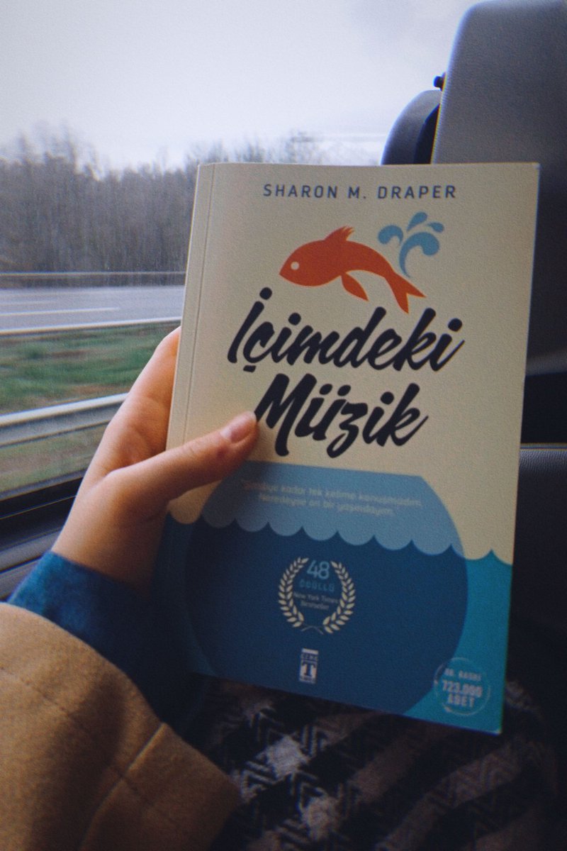 4•|İçimdeki Müzik
"Kelimeler kar taneleri gibi etrafımda uçuşuyor. Her biri narin ve eşsiz, yere düşmeden avucumda eriyip gidiyor."

#KitapÖneri #kitap #takip