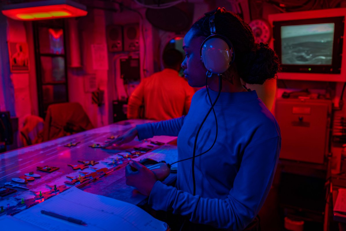 USNavy's tweet photo. #USNavyPhotosoftheDay:
1️⃣ #VFA192 #FLTOPS from @CVN70 in @US7thFleet
2️⃣ #USSGettysburg #UNREP w/ @MSCSealift USNS Arctic and
3️⃣ flight deck control aboard #USSHarrySTruman in @US5thFleet
4️⃣ Lt. Giewicz checks systems on P-8A Poseidon at NAS Sigonella
👉 https://t.co/aZddB6hxYf https://t.co/XQJo0yKnoL