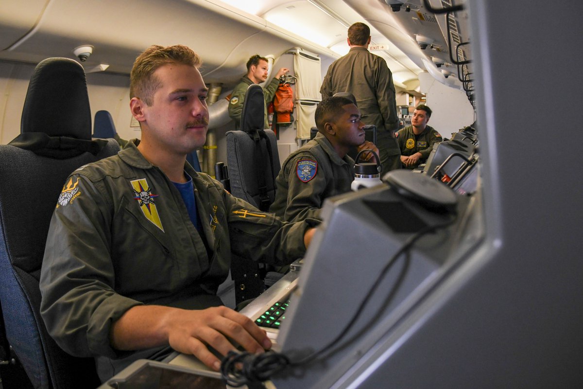 USNavy's tweet photo. #USNavyPhotosoftheDay:
1️⃣ #VFA192 #FLTOPS from @CVN70 in @US7thFleet
2️⃣ #USSGettysburg #UNREP w/ @MSCSealift USNS Arctic and
3️⃣ flight deck control aboard #USSHarrySTruman in @US5thFleet
4️⃣ Lt. Giewicz checks systems on P-8A Poseidon at NAS Sigonella
👉 https://t.co/aZddB6hxYf https://t.co/XQJo0yKnoL