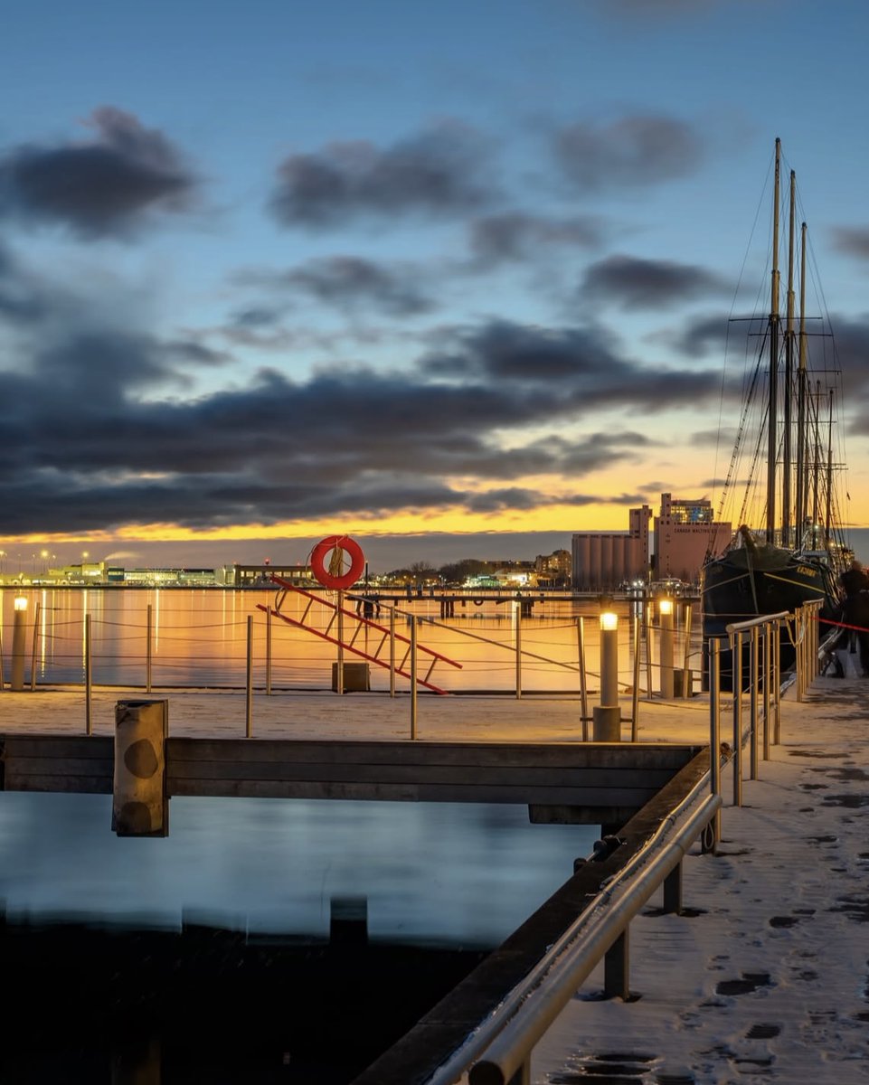 TOPortAuthority's tweet image. Nothing says entering a new year better, than a stunning sunset #atthewaterfront.  

We have a good feeling about 2025! ✨

📷 @eagle.hawk.eyes on IG