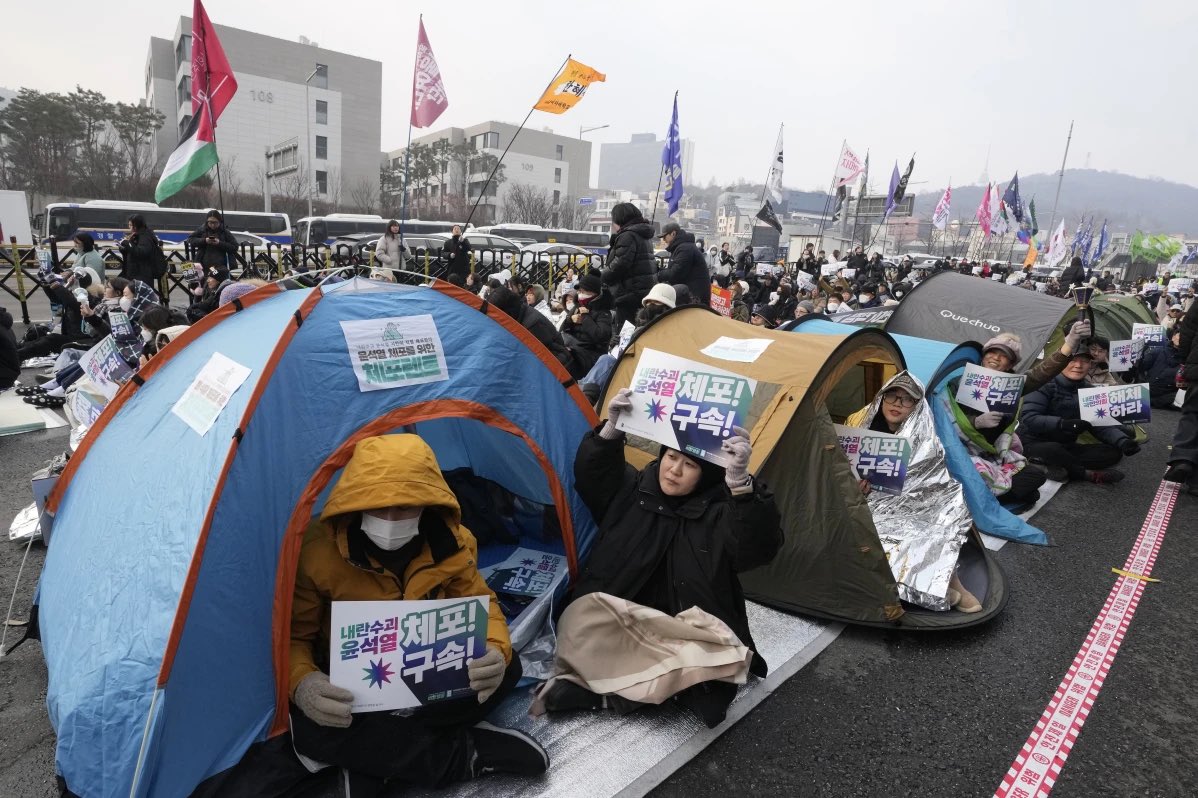 DemDispatch's tweet photo. 🚨 Breaking News 🇰🇷: South Korea in chaos!
President Yoon faces arrest for insurrection after failed martial law bid &amp; 2 impeachments. Nation mourns 179 dead in aviation disaster as democracy faces its gravest threat since the 1980s. Military in parliament sparks outrage. https://t.co/GrPlL69wMR