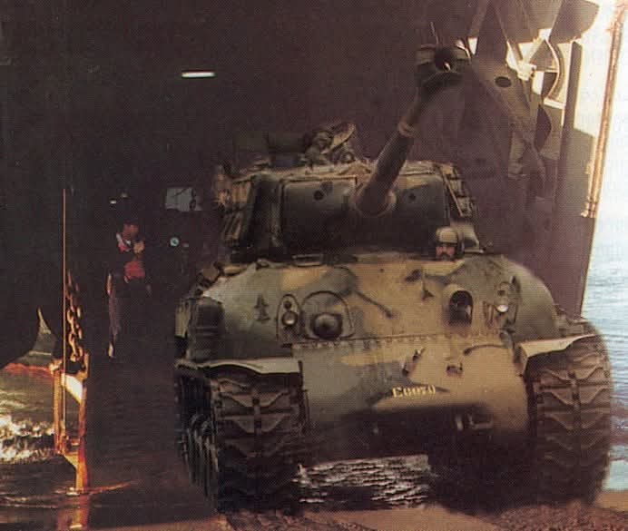 Tanque M51 Super Sherman chileno desembarcando de una barcaza clase "Batral", años 80.