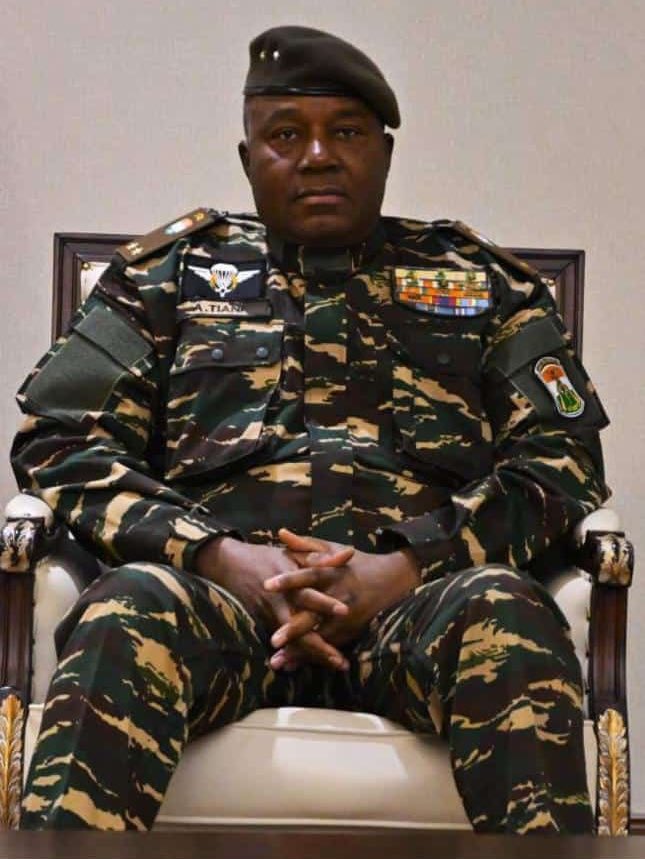 L’homme du moment, celui dont chaque annonce d’interview fait trembler Macron et pousse ses valets locaux à agir de manière insensée.
Personnellement, je suis fier de découvrir un régime comme le vôtre. Le peuple africain tout entier est honoré de voir un pays comme le Niger