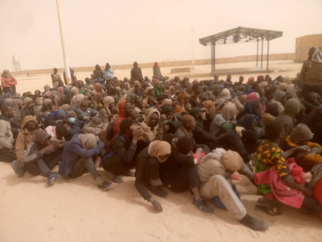 AlarmephoneS's tweet photo. Deportations from #Libya to #Niger also continue in 2025. The majority of those affected were previously in detention centres in Libya.
On the night of January 3 to 4, 613 Nigeriens, including minors, arrived in the desert town of #Dirkou (Kaouar region). https://t.co/YhVsGxd11D