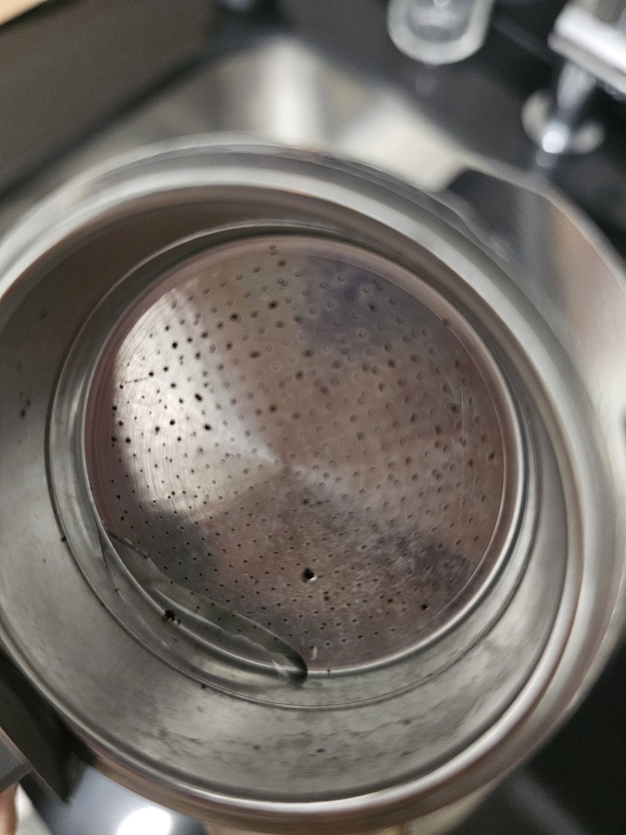 Diegorozco25's tweet photo. @MediaMarkt_es de ser una cafetera ya usadl es decir de segunda mano limpie la máquina como en sus instrucciones me dice y salgan restos de café? O es normal que el filtro por el que sale el agua tenga este aspecto? Cual es la política de la empresa respecto a esto? https://t.co/PVqhZs7wsQ