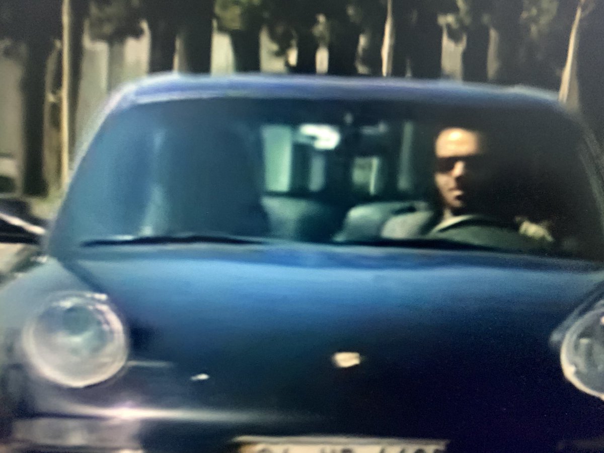 drmervebishop's tweet photo. Doktorları yeniden izlemeye başlayınca fark ettim Arslan Bey’in porschesi varken Levent’in megan arabası varmış küçükken aptalmışız görememişiz şimdi aydınlandım😅Plastik cerrahiden devam👍🏻 https://t.co/en2nyQvF3B