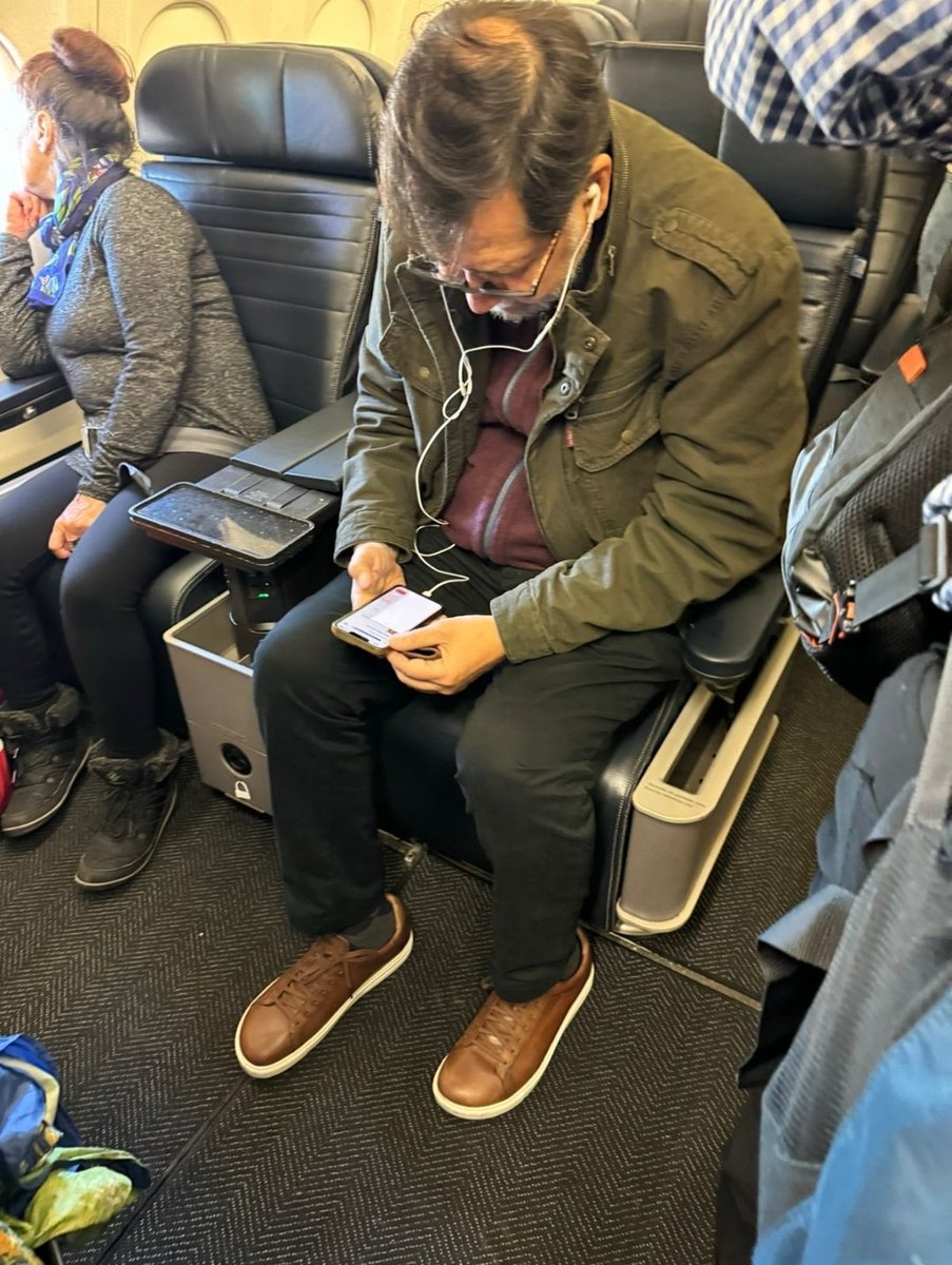 Mientras ustedes buscan una Rosca de Reyes..

   ...el changoleón del Bienestar viaja como rey con todo y rosca en clase business