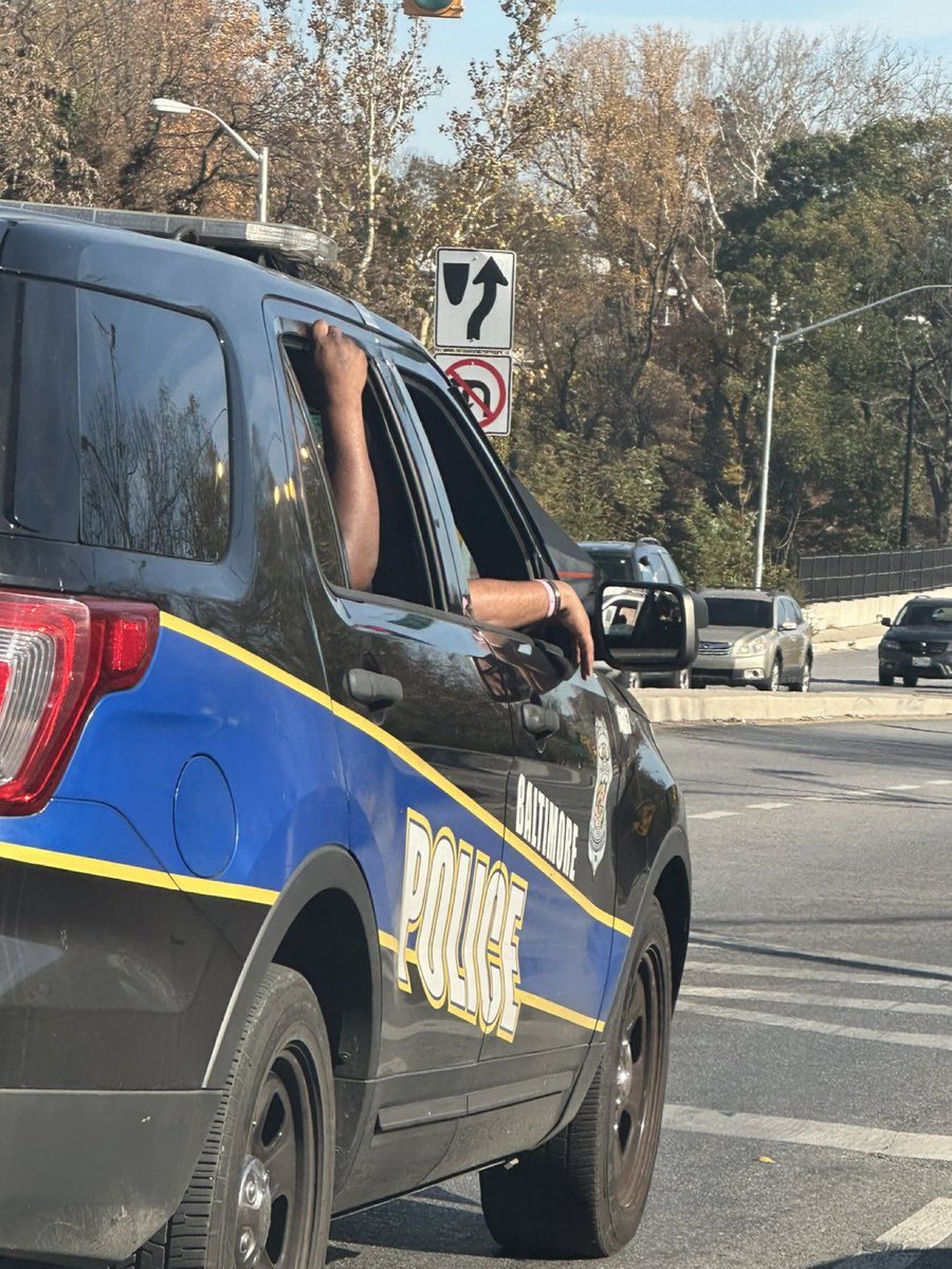 ayeejuju's tweet photo. arm out the window and no cuffs? oh he telling it all😭😭😭 https://t.co/cJExCajikM