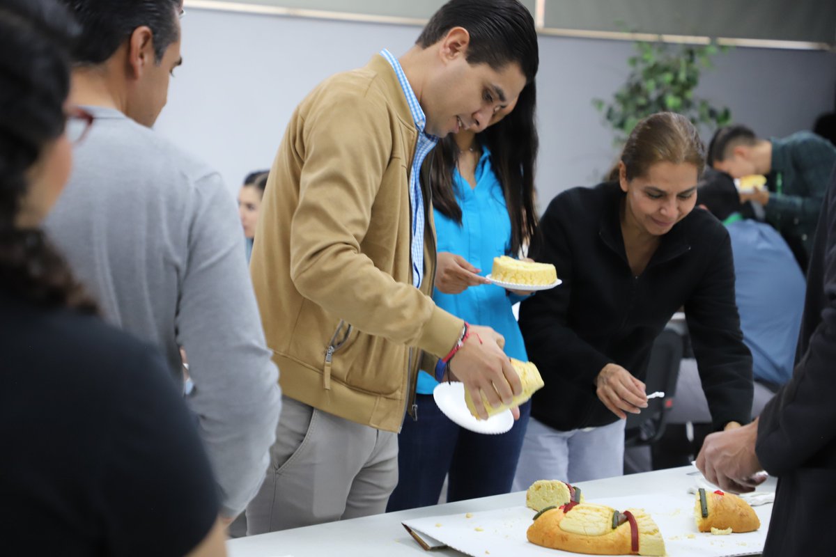 💚🤍Hoy, el personal administrativo de la Dirección General del CONALEP Jalisco y CAST nos reunimos para celebrar la tradicional Rosca de Reyes.😀 

😋 ¡Una deliciosa manera de iniciar el año y fortalecer nuestros lazos como equipo! 🙌

#CONALEPJalisco 
#RoscaDeReyes #Tradición
