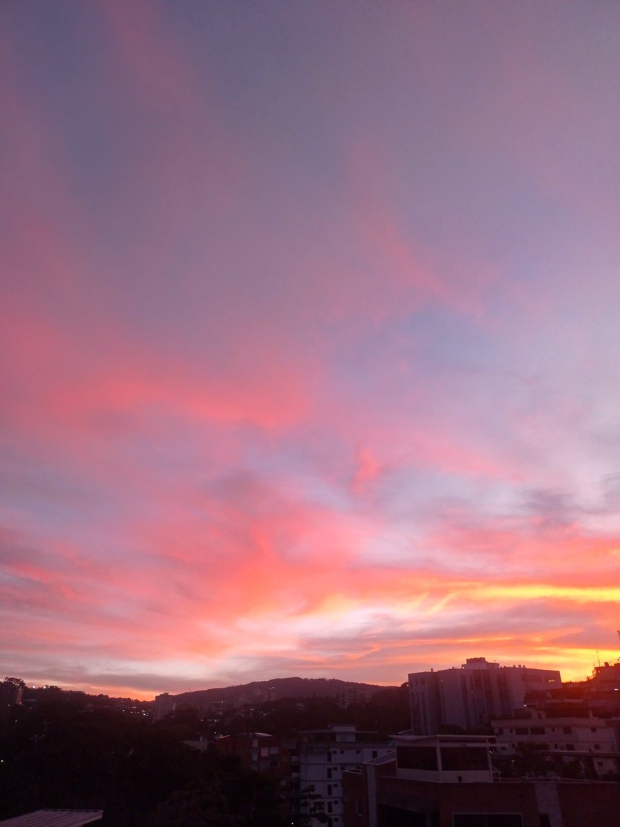 soyjanos's tweet photo. Te extrañaba Caracas 💛 https://t.co/x0rxO35fUq