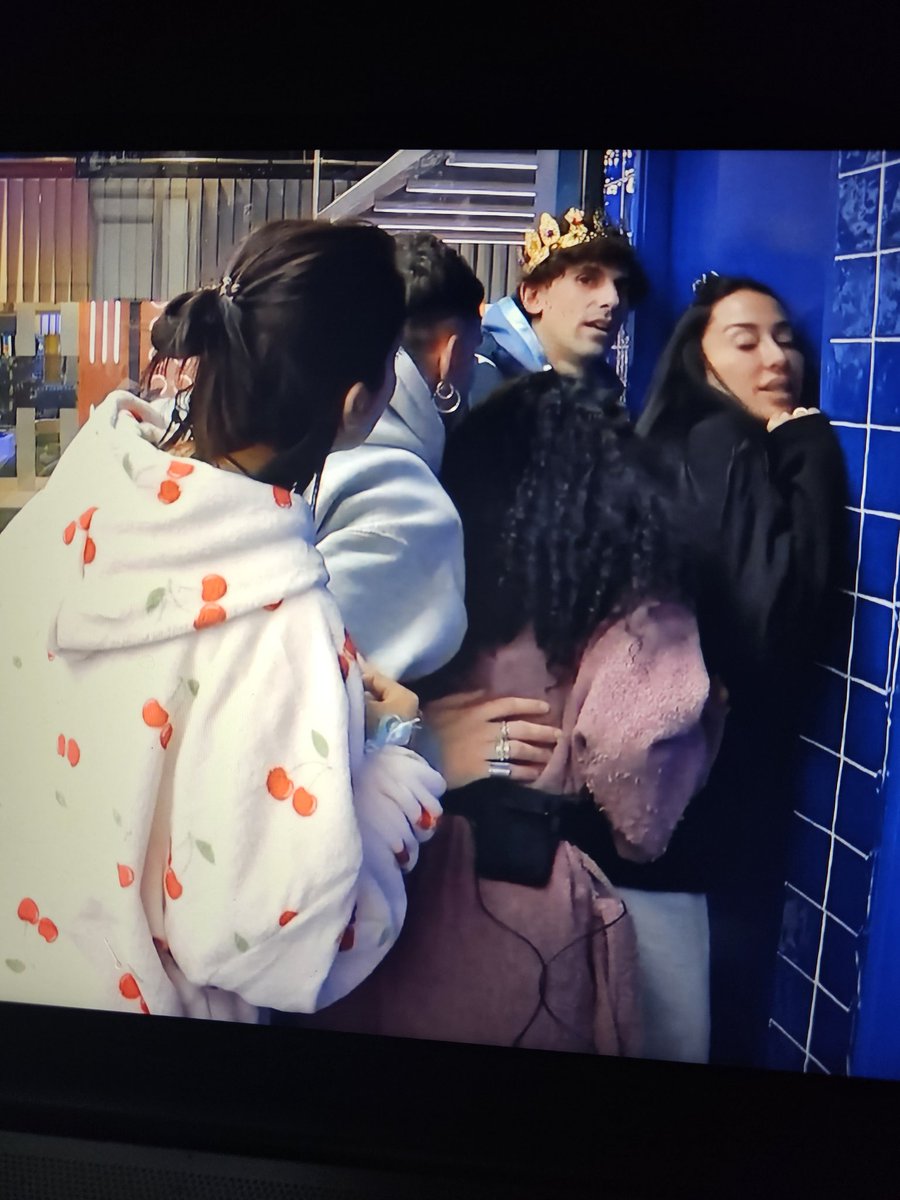 Monik_fp89's tweet photo. Alcahueteo Máximo! 😅🤣🤣 #GH6E #GHDUO6E https://t.co/Jg9tJ5DyX0
