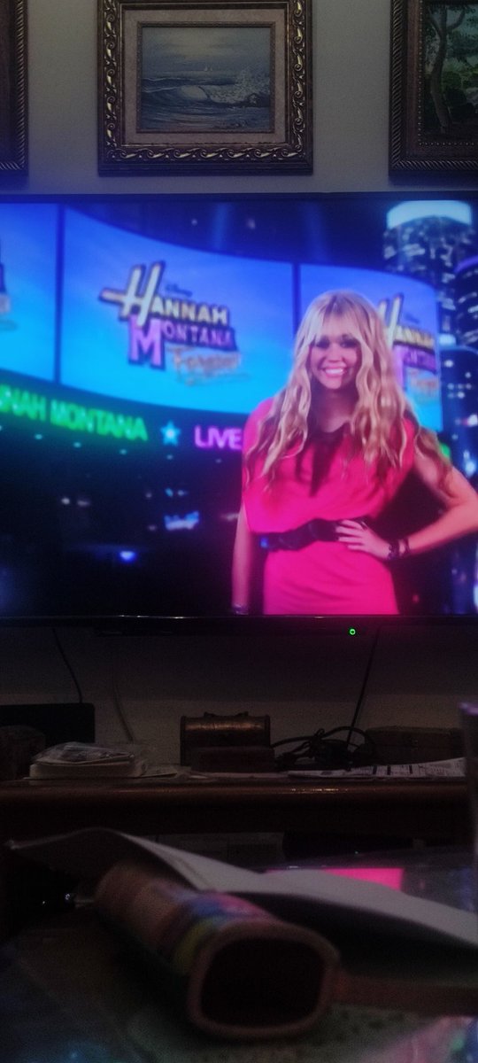 A99dg's tweet photo. Viendo el final de Disney Chanel 😭 con el último cap de Hanna Montana 
#disneychannel #DisneyChanelEspaña https://t.co/4aBuEEIMaG