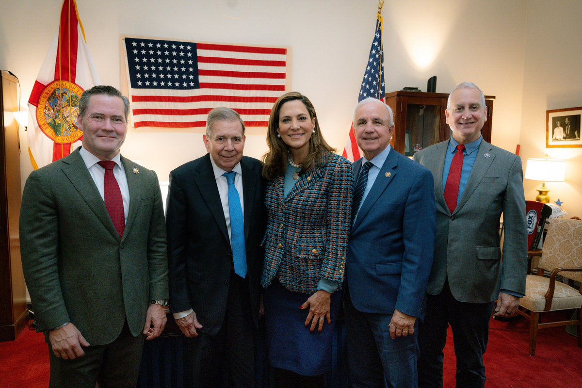 Siguiendo la agenda de nuestro presidente electo <a href="/EdmundoGU/">Edmundo González</a> , se reunió con los congresistas María Elvira Salazar (<a href="/MaElviraSalazar/">María Elvira Salazar 🇺🇸</a>), Carlos Giménez (<a href="/RepCarlos/">Rep. Carlos A. Gimenez</a>), Mario Díaz-Balart (<a href="/MarioDB/">Mario Díaz-Balart</a>) y Mike Waltz (<a href="/michaelgwaltz/">Ambassador Mike Waltz</a>) en la que reafirmaron su compromiso con la restauración de