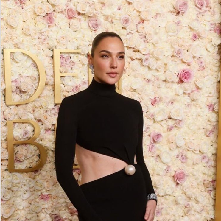 DahliaKurtz's tweet photo. Gal Gadot was forbidden to wear the yellow pin🎗️at the Golden Globes — in support of the hostages.

But Australian louse Guy Pearce happily wore the infamous lynch pin — symbolic of the disembowelment of two Jews. https://t.co/IFMJbzQSRW