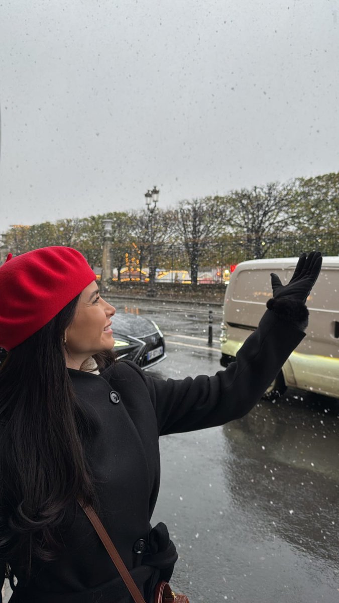 meninasdabru's tweet photo. É o segundo dia da contagem regressiva para o aniversário da Bruna, e hoje celebramos nossa viagem favorita! Escolhemos Paris e o Egito. O clima em Paris foi realmente especial, e as fotos no Egito ficaram incríveis!  #7diascomBrunaGomes https://t.co/lCQpUoOGaS