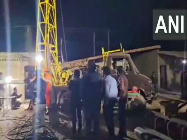 ani_digital's tweet image. Gujarat: 18-year-old girl falls into borewell in Kachchh, rescue operation underway 

Read @ANI Story | aninews.in/news/national/…
#Gujarat #Kachchh #borewell #borewellaccident