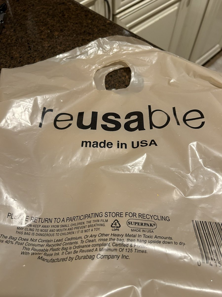 HawaiianBound's tweet photo. @Mortons BURBANK, CA It was really sad to see you guys using these bags on NYE for leftovers &amp; to go orders. 
This was so unacceptable for what you charge &amp; a restaurant I have been going to for over 20 years, this was really disappointing. So much has changed #vipburbank https://t.co/xS2q4k2ZPd