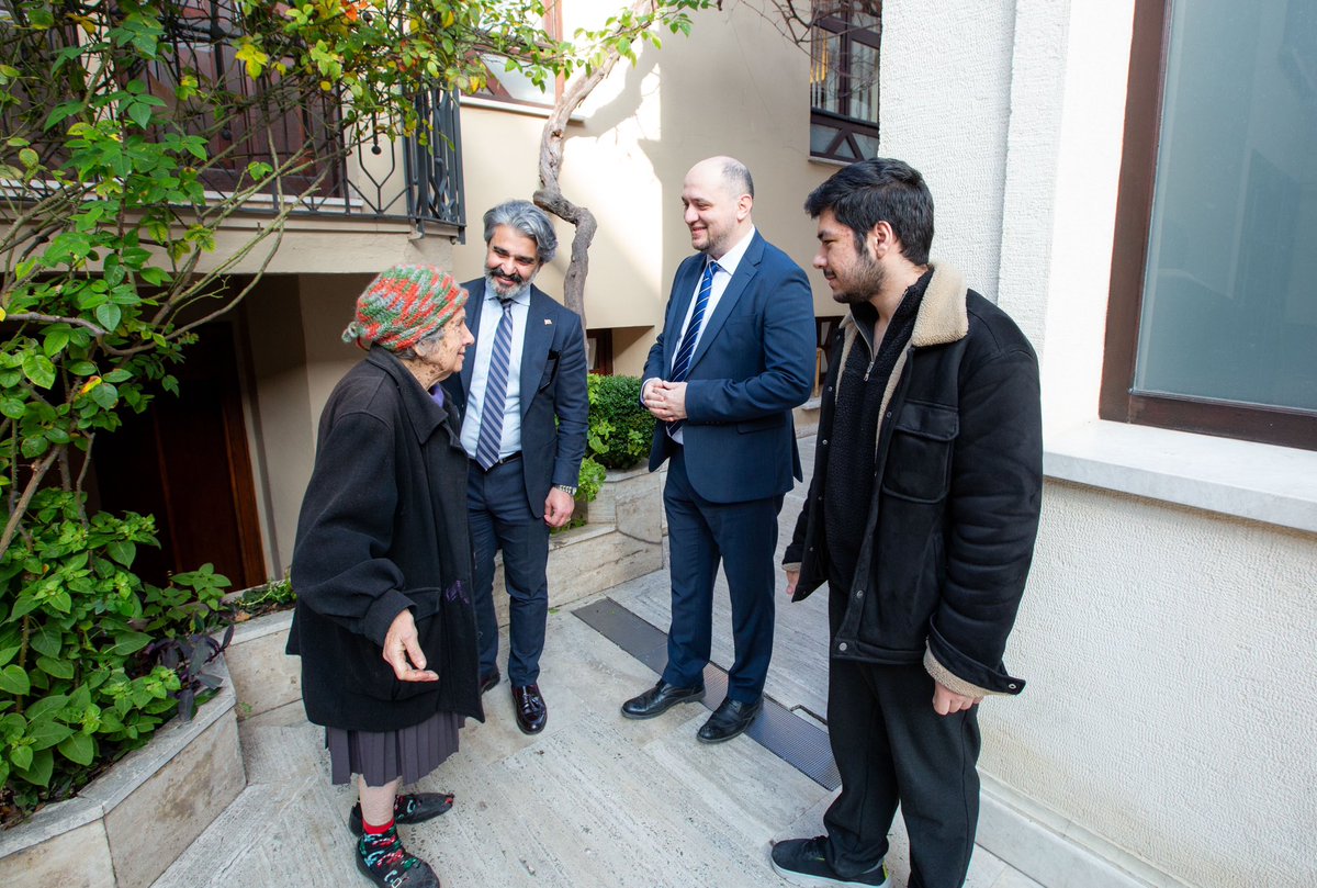 Sayın cumhurbaşkanımız <a href="/RTErdogan/">Recep Tayyip Erdoğan</a> emrettiği üzere vatandaşlarımızla esnafımızla Bakırköylü komşularımızı Ziyaret etmeye devam ediyoruz kendilerini sık sık ziyaret Edip hayırlı işler diliyoruz..<a href="/osmannnurika/">Osman Nuri Kabaktepe</a> <a href="/AvCumaParlak/">Av. Arb. Cuma PARLAK</a> <a href="/AvAhmetKuran/">Av.AHMET FARUK KURAN</a> <a href="/abdullahozdemir/">Abdullah Özdemir</a> <a href="/meozkaya/">Mehmed Emin ÖZKAYA 🇹🇷</a> <a href="/BirdalMuammer/">Muammer BİRDAL</a>