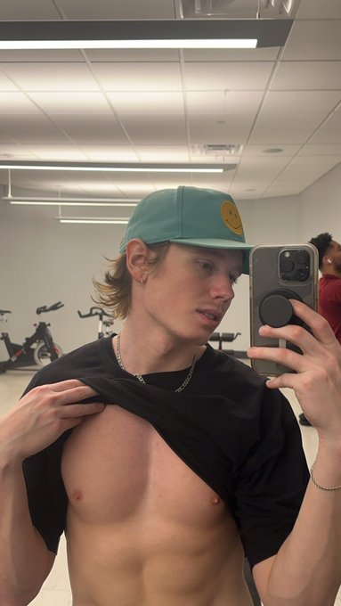 Watch itsevanwade's leaked NSFW photo on TwXstars