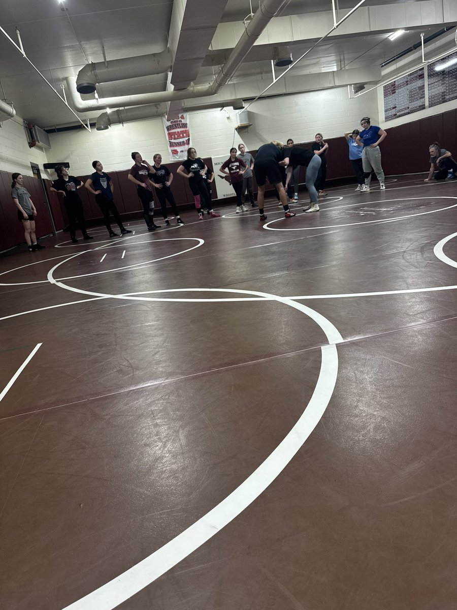 MV_GirlsWrestle's tweet image. Coach Plotz all American for Iowa Western showing technique tonight at practice.