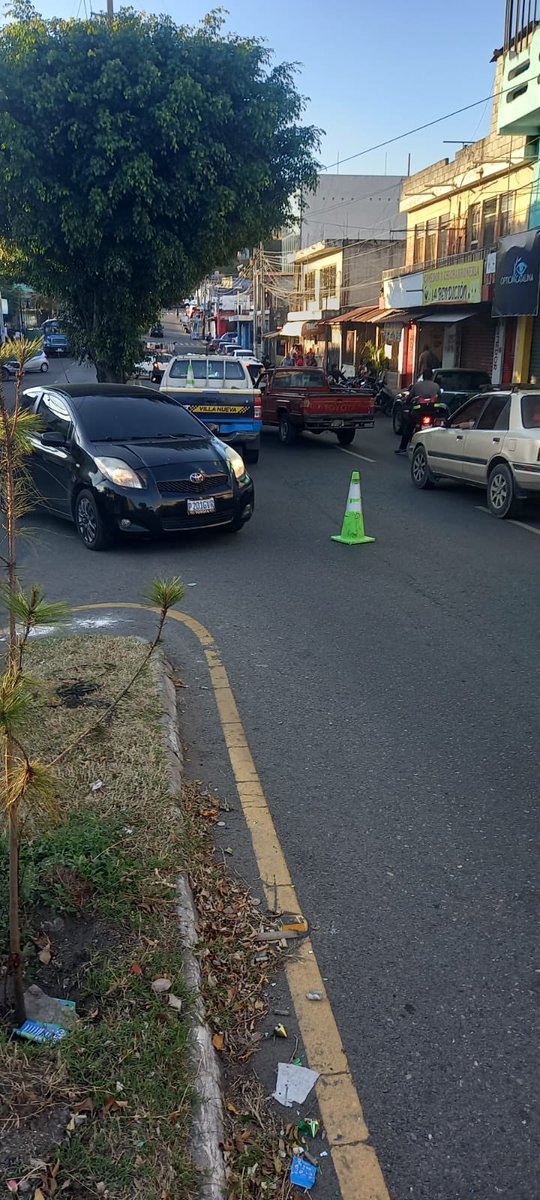 PMT_VILLANUEVA's tweet image. Reversible habilitado en el ingreso a bulevar #Catalina zona 6 de #VillaNueva #PMT_VILLANUEVA supervisa el #TraficoVN